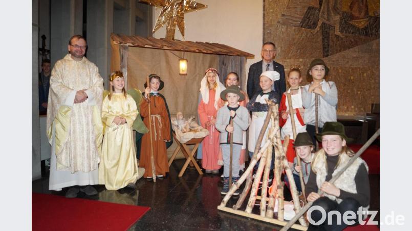 Pfarrer Thomas Stohldreier (links) freut sich über das gelungene Krippenspiel der Kinder mit dem Titel "Auf einmal ist der Himmel ganz nah", das Karl Koller (hinten, rechts) einstudiert hatte. Bild: du