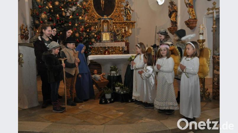Auch in der Waldauer Benefiziumskirche eilen die Kinder zur Krippe, um das Jesuskind zu bestaunen. Bild: dob