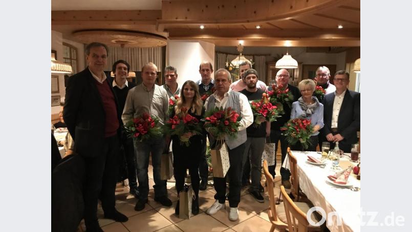 Grund zum Feiern gab es für die Jubilare bei der Weihnachtsfeier der Firma Schmelzer: (von links) Geschäftsführer Gerhard Schmelzer, Peter Schmelzer, Christoph Legat, Peter Paul, Laura Kittner, Holger Stauffer, Walter Pirner, Mario Huber, Dominik Burkhard, Michael Hecht, Heike Prechtl, Manfred Oppl und Geschäftsführer Helmut Keck. Bild: exb