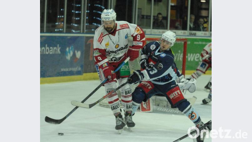 Die Blue Devils verloren am zweiten Weihnachtsfeiertag das Oberpfalzderby gegen den EV Regensburg mit 3:6. Hier kämpfen zwei Tschechen um die Scheibe, der Regensburger Richard Divis (links) und der Weidener Tomas Rubes. Bild: gb