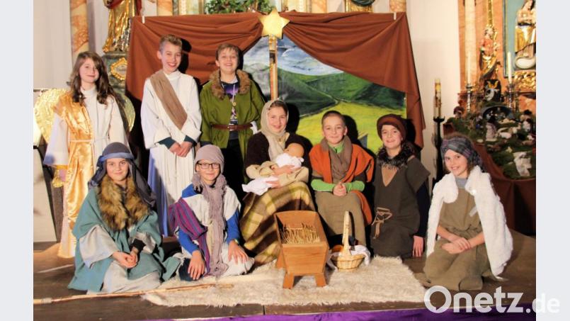 Kinder führten am Nachmittag des Heiligen Abends ein Krippenspiel in der Schmidmühlener Pfarrkirche auf. Bild: bjo