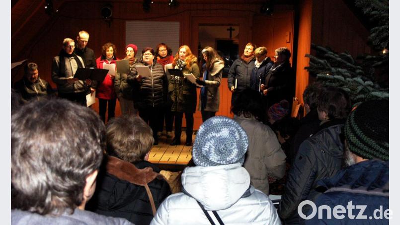 Der evangelische Posaunenchor Neunkirchen und auch der Chor aus Parkstein gestalten die Feier im Freien. Die Besucher stimmen bei „Stille Nacht“ mit ein. Bild: R. Kreuzer