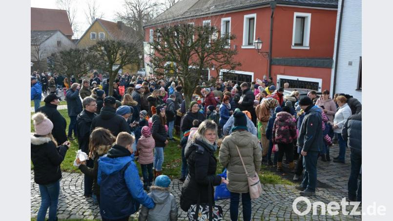 Bei fast frühlingshaften Temperaturen war am Konnersreuther Therese-Neumann-Platz mächtig was los, als zu Mittag des Heiligabend acht Spechten auf den Platz einzogen. Die vielen Besucher verfolgten das Schauspiel, während die Kinder doch die eine oder andere Träne verdrückten. Bild: jr