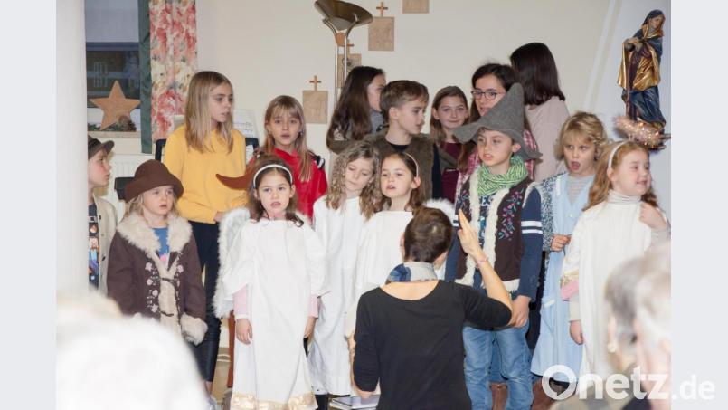 Die Kinder der Evangelischen Kirchengemeinde Schwarzenfeld bei der Generalprobe im Seniorenheim. Bild: wgw