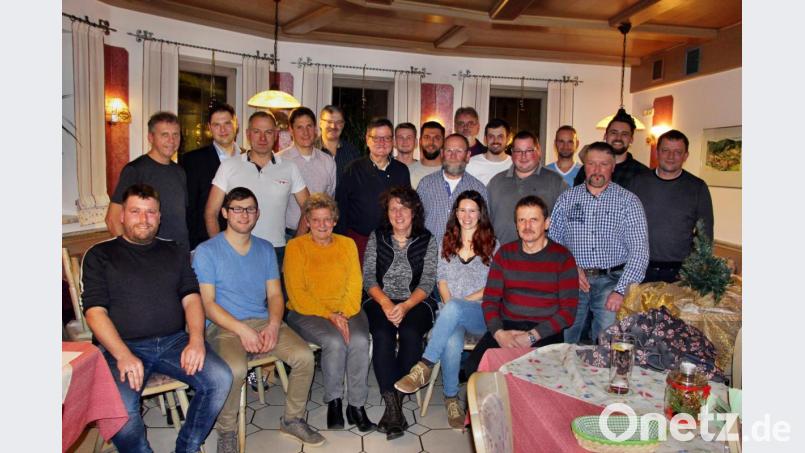 Die Bewerber für die Liste der SPD/FWG Etzelwang (vorne, sitzend von links) Martin Pilhofer, Lukas Renner, Gisela Walters, Sonja Kurz, Dorothee Köhler, Reinhard Ertel sowie (stehend von links) Norbert Pilhofer, Christian Beyer, Ralf Walters, Harald Heinl, Günther Renner, Klaus Glöckner, Lukas Pürner, Christian Köhler, Karl Adelmann, Wolfgang Lehnerer, Peter Steger, Benjamin Rischkau, Tobias Bucek, Robert Wagner, Marvin Herold und Swen Kellner. Bild: ds