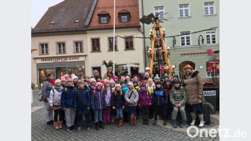 Nach dem Besuch der Regionalbibliothek erkunden die Schüler aus Mantel mit den tschechischen Schülern die Weidener Altstadt. Bild: sei