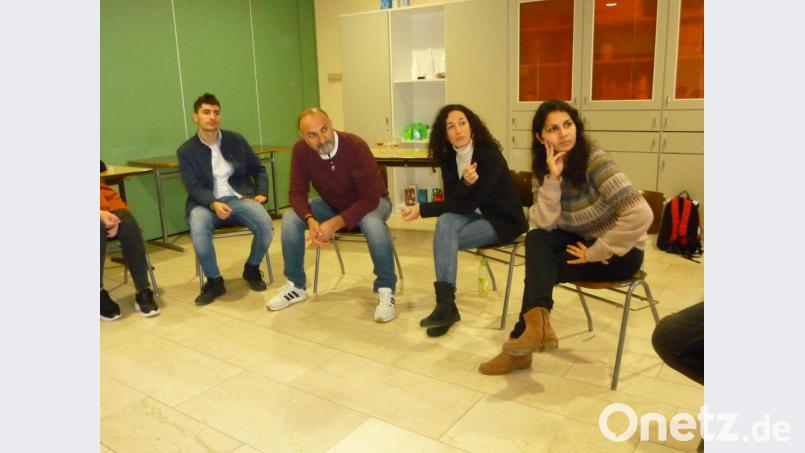 Die jugendlichen Teilnehmer an diesem Workshop am BSZ stellten der „Re Think-Gruppe“ mit Yilmaz Atmaca ( zweiter von links ), Naila Chikhi und Henna Tahir zahlreiche Fragen. Bild: bba