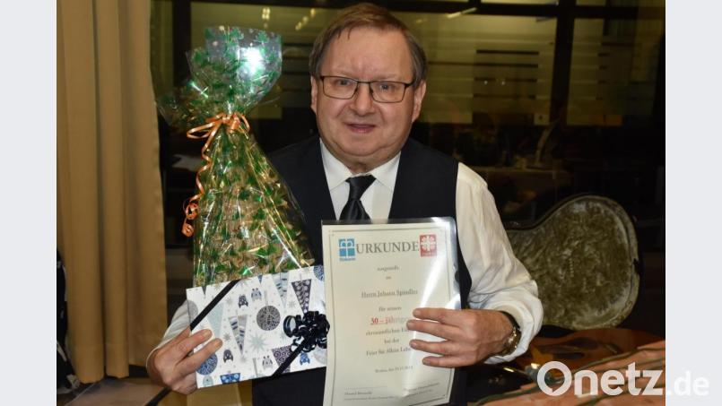 Johann Spindler, ein mittlerweile pensionierter Caritas- Mitarbeiter, unterhielt zum 30. Mal die Gäste bei der &quot;Weihnachtsfeier für Alleinlebende&quot;. Bild: hcz