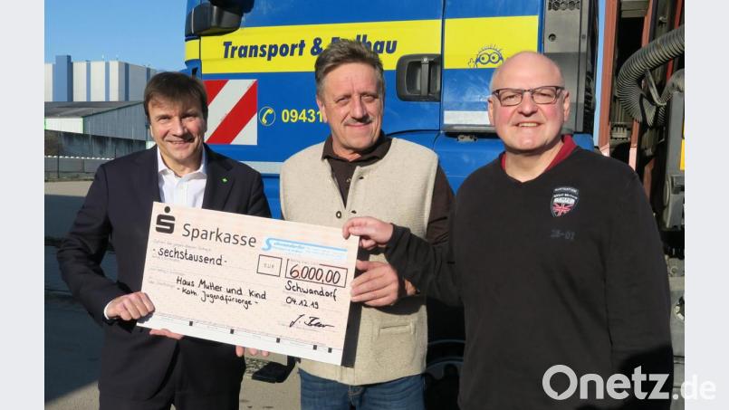 Unternehmer Josef Beer (Mitte) überreichte KJF-Geschäftsführer Michael Eibl (links) einen Scheck über 6000 Euro. Den Kontakt hatte Armin Wolf (rechts) hergestellt. Bild: Hirsch