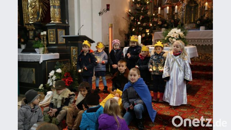 Die Beteiligten am Krippenspiel „Der kleine Stern führt dich zur Krippe“ haben sichtlich Spaß. Bild: ils