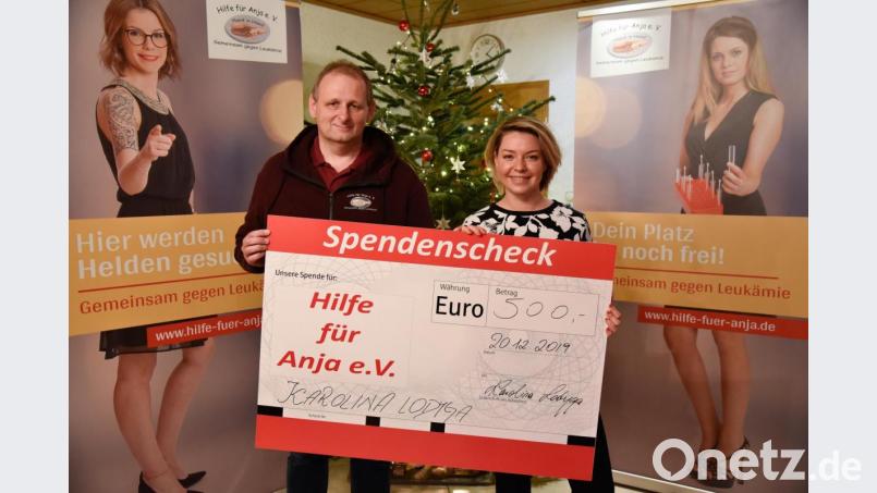 Schauspielerin Karolina Lodyga übergibt eine Spende von 500 Euro an Vorsitzenden Michael Sporrer. Bild: Katrin Sporrer