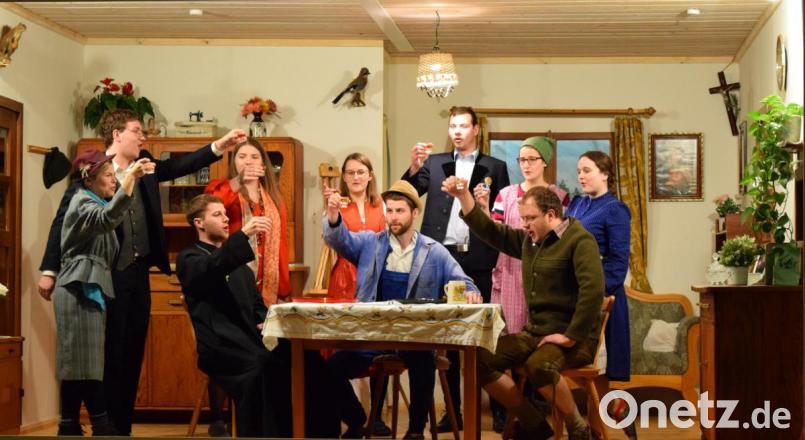Ein Prosit auf die Theatergruppe Kulz. Mit dem Stück "Der Kampfgockel vom Moserhof" hat die junge Truppe wieder erfolgreich die Bühne betreten. Bild: amö