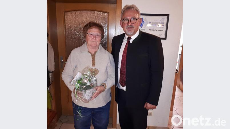 Käthe Bodenmeier hat jahrzehntelang das Gemeindehaus betreut; Bürgermeister Rudolf Schopper dankte herzlich für den Dienst. Bild: exb