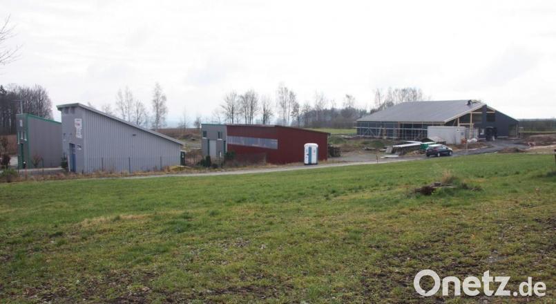 Derzeit verläuft nur eine behelfsmäßige Straße zur Baustelle im Gewerbegebiet. Dort entsteht zurzeit ein Zimmerei-Betriebsgebäude. Bild: wro