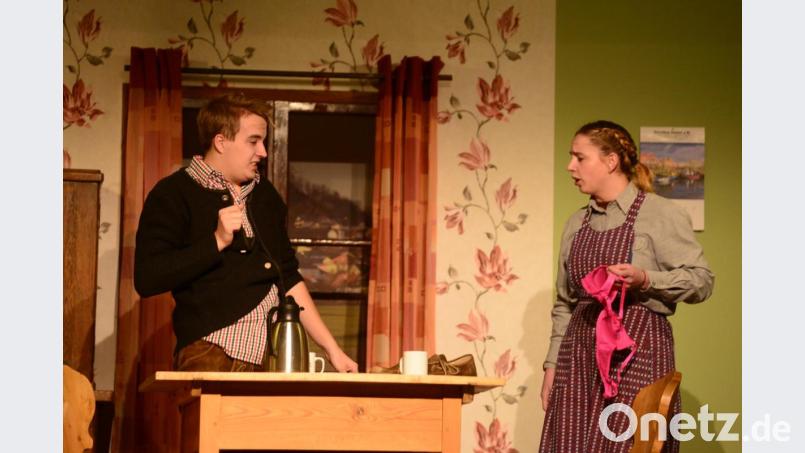 Wo kommt der rote "BH" her? Diese Frage von Ehefrau Rosaline kann Bürgermeister Bartl Stanglmeier zunächst nicht beantworten. Bild: bey