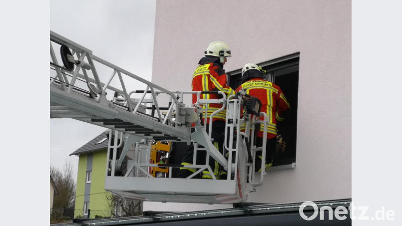 Einsatzkräfte der Freiw. Feuerwehr Kemnath öffnen mit Werkzeugen über den Korb der Drehleiter ein Fenster einer Wohnung eines Mehrparteienhauses, da der Rauchwarnmelder in der Wohnung Alarm schlug. Bild: mde