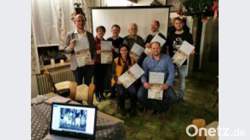 Die CSU präsentierte mit einigen Sponsoren im Cafe Karl den Jahreskalender 2020. Bild: gz