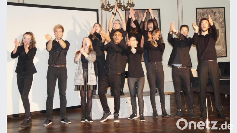 Die zwölf Akteure bedankten sich mit Applaus bei ihrer Regisseurin Theresa Weidhas. Bild: weu