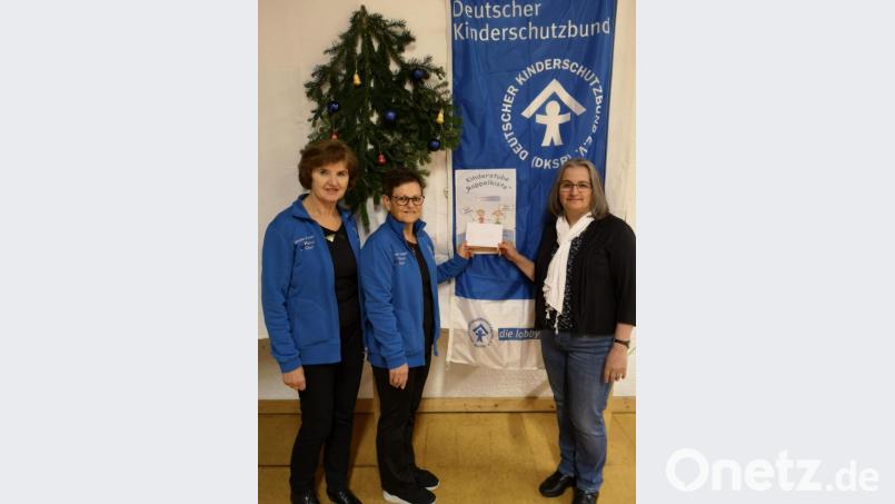 Die Frauen der Gymnastikgruppe des SV Schönhaid spendeten 240 Euro an den Kinderschutzbund Tirschenreuth. Die Spende wurde von Übungsleiterin Martina Oppl (Mitte) und Irmgard Frank (links) an Gisela Worf (rechts) übergeben. Bild: exb