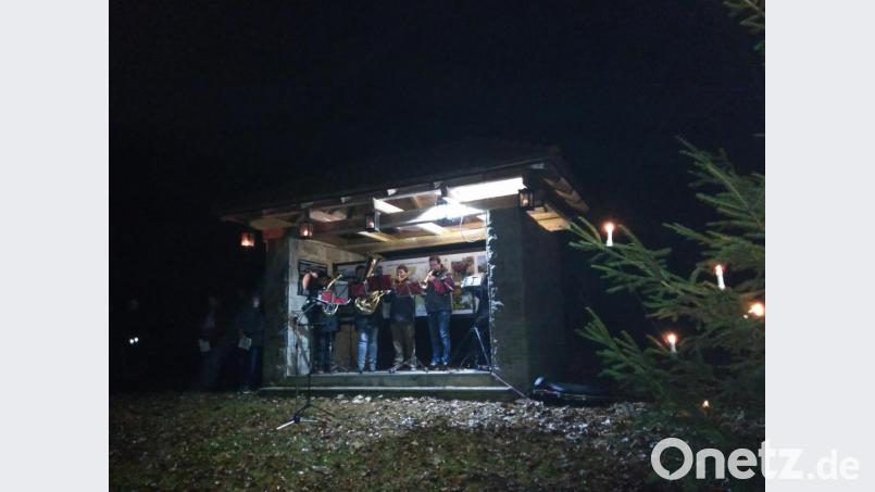 Eine Bläsergruppe unter Leitung von Paul Braun (links) umrahmte feierlich das Programm der Waldweihnacht. Bild: rfi