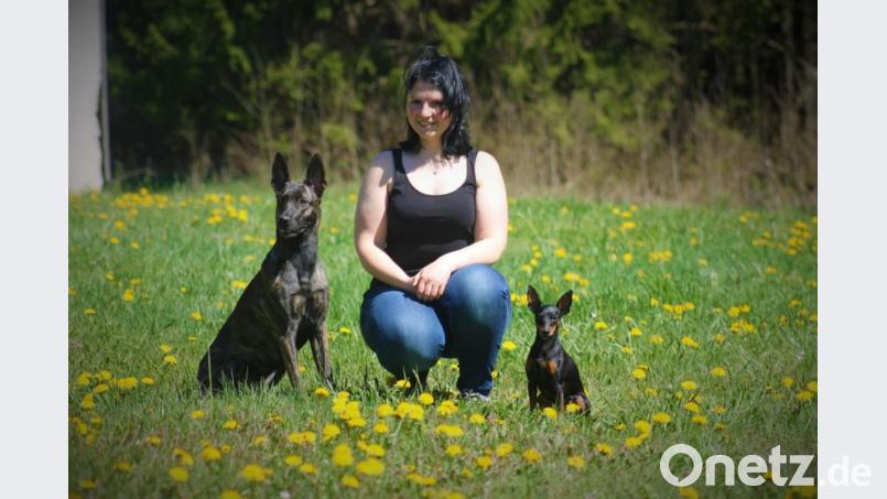 Daniela Simon mit ihren beiden Hunden. Bild: exb/Daniela Simon