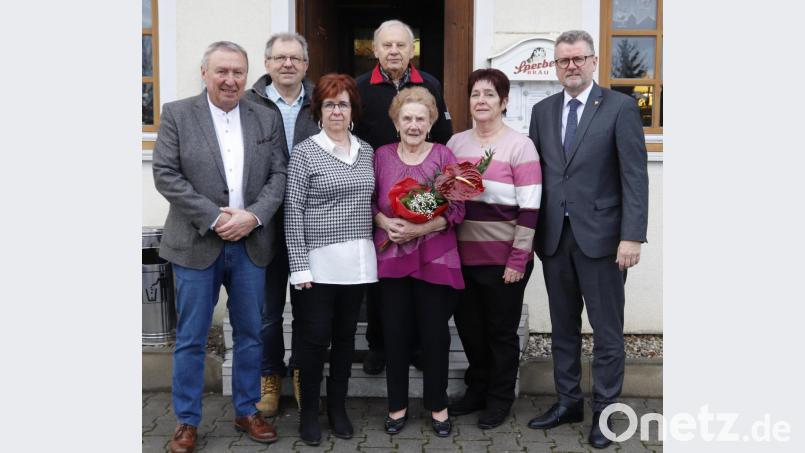 .Zu den vielen Gratulanten zum 90. Geburtstag von Lisbet Gottowik ( Mitte) zählten auch Bürger,meister Michael Göth (rechts) und der Vorsitzende des SV Loderhof, Joachim Bender (links). Bild: mfh