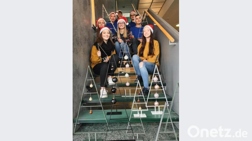 Produktdesigner, Kauffrauen, Industriemechaniker – die Azubis der Schott AG haben ihre Weihnachtsbäume selbst erfunden und damit für viel Begeisterung gesorgt. Bild: Schott AG/exb