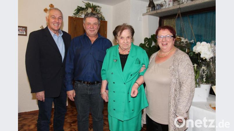 Eingerahmt von Tochter Frieda und Sohn Christoph genießt Paula Striegl die Feier zum 85. Geburtstag und auch die Glückwünsche des zweiten Bürgermeisters Josef Woppmann. Bild: pi