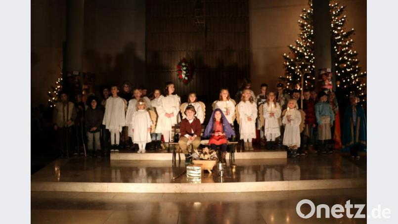 Warum feiern wir Weihnachten? Die jungen Pfadfinder klärten die Neuhauser Kirchenbesucher bei einem Krippenspiel eindrucksvoll über die Gründe auf. Bild: exb/Katharina Baierl