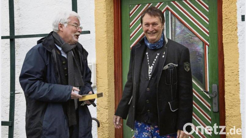 „Seid’s freindli“, rät der Klangschöpfer den Zuhörern – und Hans-Jürgen Buchner (rechts) ist es auch selbst. Wenn Reporter Wolfgang Houschka (links) an seiner Haustür klopft, öffnet er und steht da, wie man ihn kennt: Selbst entworfenes Shirt mit dem zwischenzeitlich legendären Kasperlkopf und bunte Pluderhose. Einer eben, der nirgends einzuordnen ist. Archivbild: Hirsch