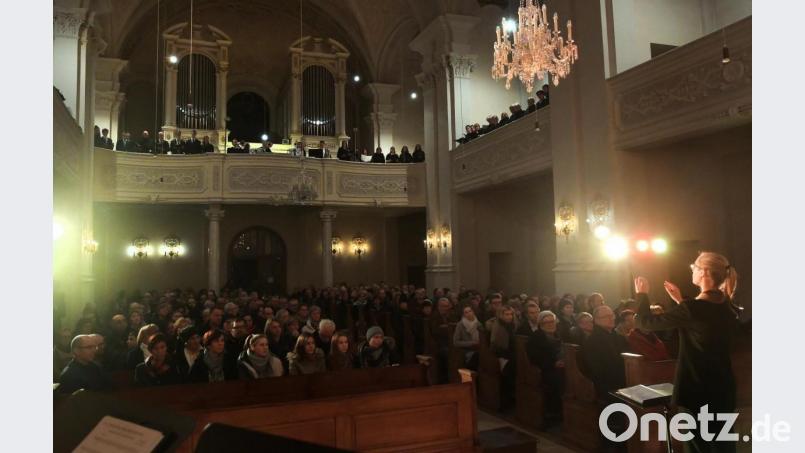 Ein großer Projektchor und ein Berliner Posaunenquartett stimmen die Besucher in der Paulanerkirche festlich. Bild: Petra Hartl