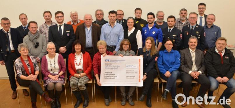 24 Vertreter aus Vereinen, Organisationen und Institutionen dürfen eine Spende in der Geschäftsstelle der Volksbank und Raiffeisenbank Nordoberpfalz abholen. Filialleiter Anton Zilbauer (links) überreicht nur mehr die Bestätigungen, denn das Geld wurde bereits auf die Konten der jeweiligen Spendenempfänger überwiesen. Bild: dob