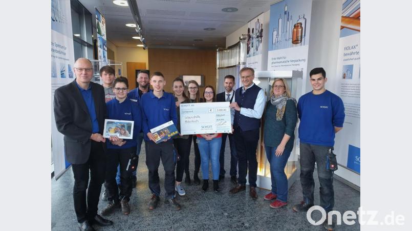 Schott-Standortleiter Stefan Rosner (links) zeigte sich bei der Spendenübergabe mächtig stolz auf die Leistung der Auszubildenden. Über die 5000-Euro-Spende war die Freude aber auch bei Berthold Kellner (Dritter von rechts) und Julia Schmeller (Zweite von rechts) von der Lebenshilfe groß. Bild: Schott AG/exb