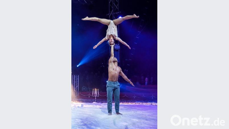 Grazie und Muskelkraft in der Regensburger Zirkusarena. Bild: Jean-Michel Calot/Regensburger Weihnachtscircus