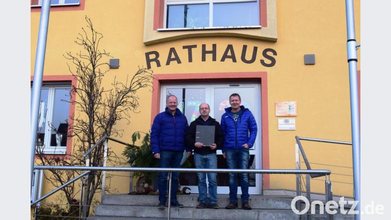 Gemeinderat Gerhard Schuller, Josef Schaller und Michael Sprang (von links) unterstützen die Unterschriftenaktion für ein Bürgerbegehren „Stoppt den Rathausumbau“, wofür sich in weniger als sieben Tagen rund 300 Bürger eingetragen haben. Bild: oe