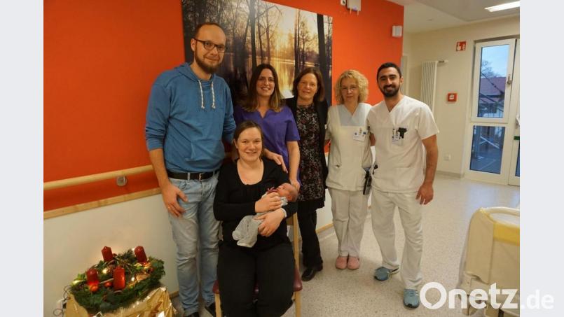Katrin und Fred Seidemann hatten während der Geburt Hebamme Sandra Wallner (Dritte von links) und Chefärztin Dr. Susanne Merl (Dritte von rechts) an ihrer Seite. Bild: exb/Krankenhaus St. Barbara