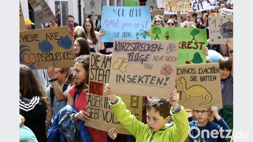 Die Teilnehmerzahlen von Fridays for Future (FFF) in Amberg haben sich über das Jahr verdreifacht. Im September 2019 marschieren 650 (überwiegend junge) Leute durch die Innenstadt. Sie demonstrieren für mehr Klimaschutz. Bild: Petra Hartl