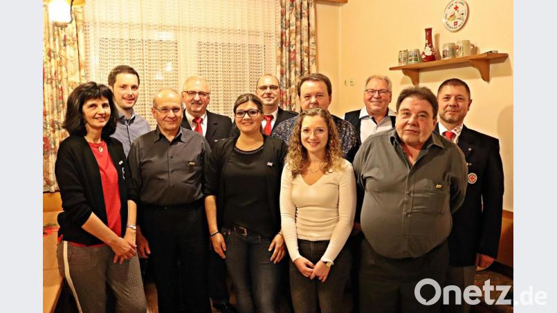 Die geehrten Mitglieder, unter ihnen Rosi Maul (links), mit Bereitschaftsleiter Markus Dörres (rechts). Bild: jma