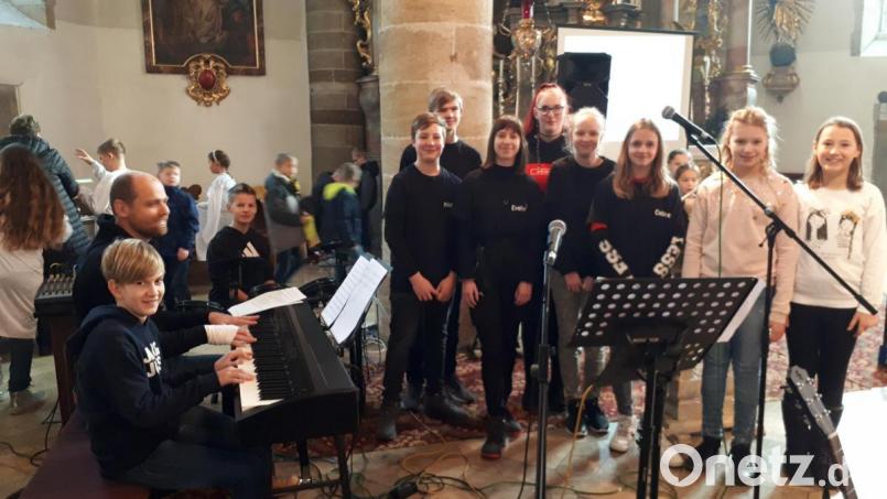 „Do you know“ war das letzte Stück, das Lehrer Christian Beck mit der Schulband musizierte. Bild: jzk