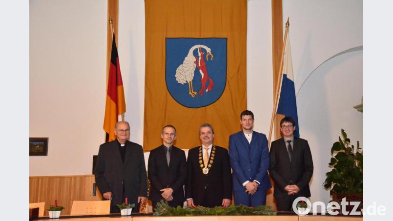 Eine Delegation um Bürgermeister Martin Záhoř (Zweiter von links) und Karel Lukeš (Zweiter von rechts) aus der tschechischen Partnerstadt Stříbro unterstrich den Stellenwert der Ansprachen von Bürgermeister Andreas Wutzlhofer (Mitte) und seinem Stellvertreter Uli Münchmeier (rechts). Bild: fjo