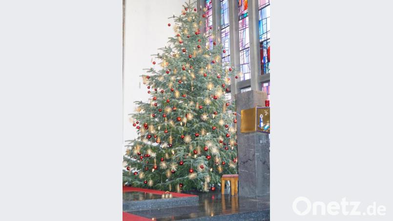 In der Pfarrkirche Maria Königin in Schirmitz steht heuer der bisher größte Christbaum, den die Pfarrei je hatte. Die sechs Meter hohe Tanne ist prächtig geschmückt. Bild: du