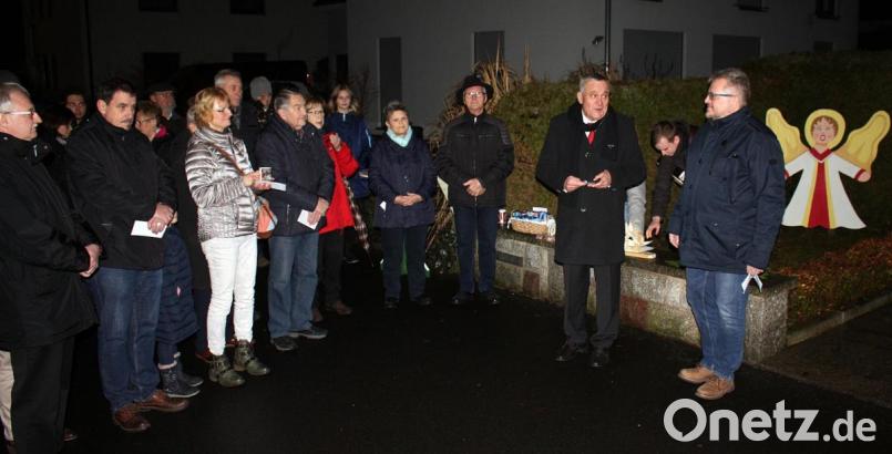 Die Rehbühlsiedler versammeln sich am Mahnmal zu einer kurzen Andacht am Heiligabend. Bild: R. Kreuzer