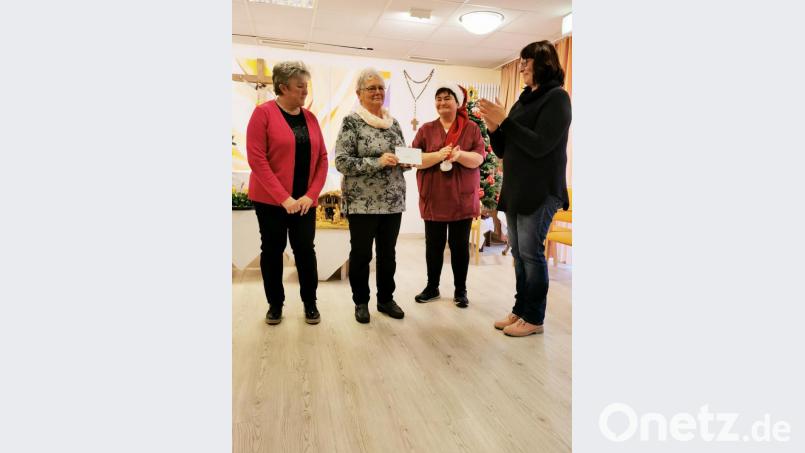 Spendenübergabe bei der Weihnachtsfeier: Im Bild von links Gabi Bächer, Zweite Vorsitzende des Frauenbunds, Brigitte Weig, Vorsitzende des Frauenbunds, Sigrid Schulz-Bauer und Monika Forster (Leiterin Soziale Dienste, Haus Steinwaldblick). Bild: exb