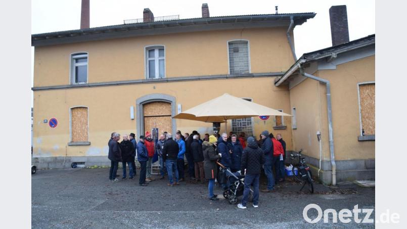 Bei Glühwein und Bratwürsten kommen beim Tag vor verschlossenen Bahnhofstüren jede Menge Ideen zur Sprache. Bild: fz