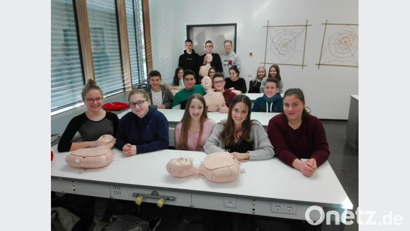 Die Schüler der Bio-Klasse 10a mit den Übungspuppen. Bild: den