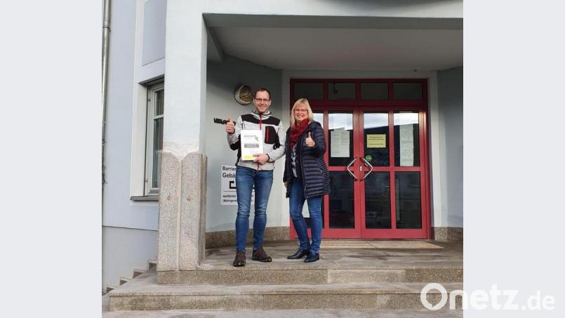 Die Vorstandsmitglieder Andreas Duda und Marion Schaumberger gaben die Wahlvorschläge der Wählergemeinschaft &quot;Zukunft Stadt Mitterteich&quot; am Freitag im Rathaus ab. Bild: exb