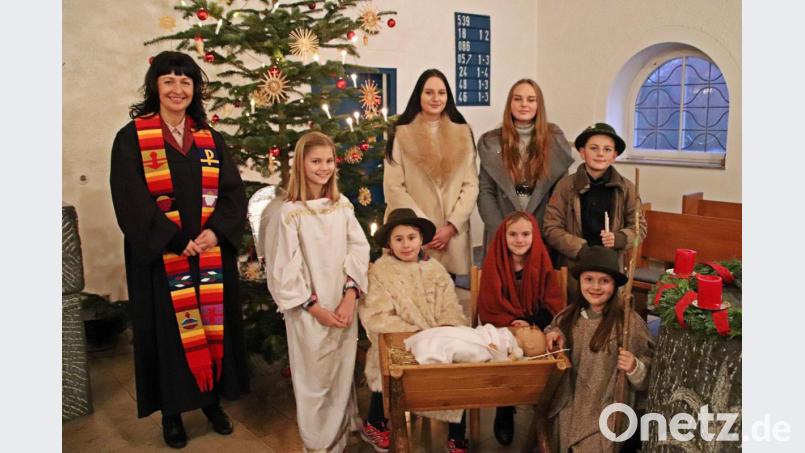 Lektorin Gabriele Scherl mit den jungen Mitwirkenden am Krippenspiel. Bild: jma
