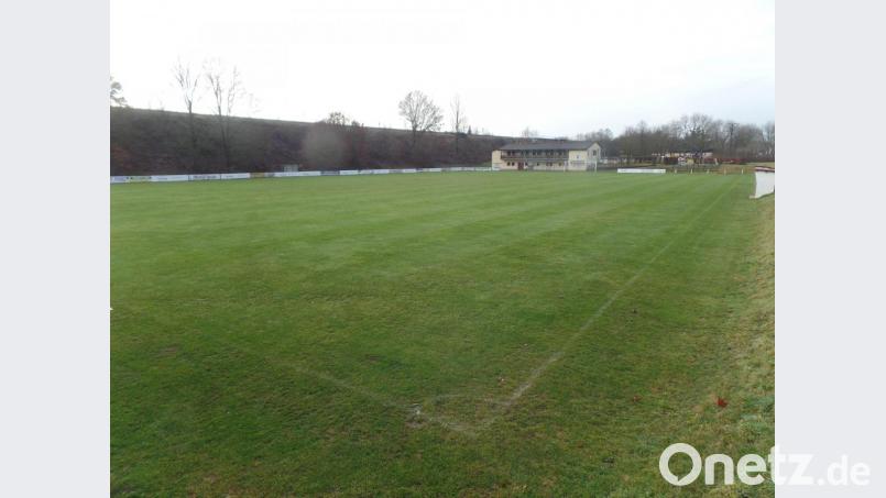 Für die außergewöhnlich hohen Aufwendungen zur Bewässerung der beiden Spielfelder (im Bild das Hauptspielfeld) in den vergangenen beiden trockenen Sommern gewährt die Gemeinde dem FC Vorbach eine einmalige Sonderzuwendung in Höhe von 1000 Euro an kommunalen Fördermittel gewährt. Bild: br