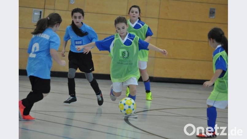 Eine Woche nach der Hallenkreismeisterschaft der A- und B-Junioren – und eine Woche vor dem Edeka-Schöffler-Cup der Herren spielen in der Helmut-Ott-Halle die Mädchen und Frauen beim Ladies-Indoor-Soccer-Cup des SV 08 Auerbach um die Turniersiege. Bild: exb