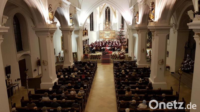 Der Männergesangverein bei einem seiner zurückliegenden Weihnachtskonzerte in der Stadtpfarrkirche. Bild: fiw